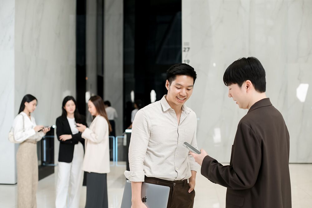 Two Primal colleagues talking in the office